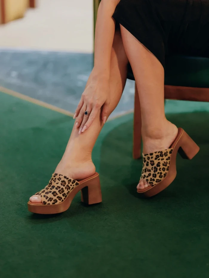 Papuci dama Girlhood leopard din piele intoarsa Anisa